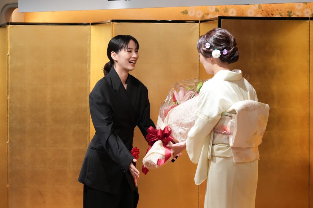 3-1024x683 ABEMAオリジナルドラマ『MISS KING / ミス・キング』主演・のんが第18期マイナビ女子オープン福間香奈女王就位式」にサプライズ登壇！