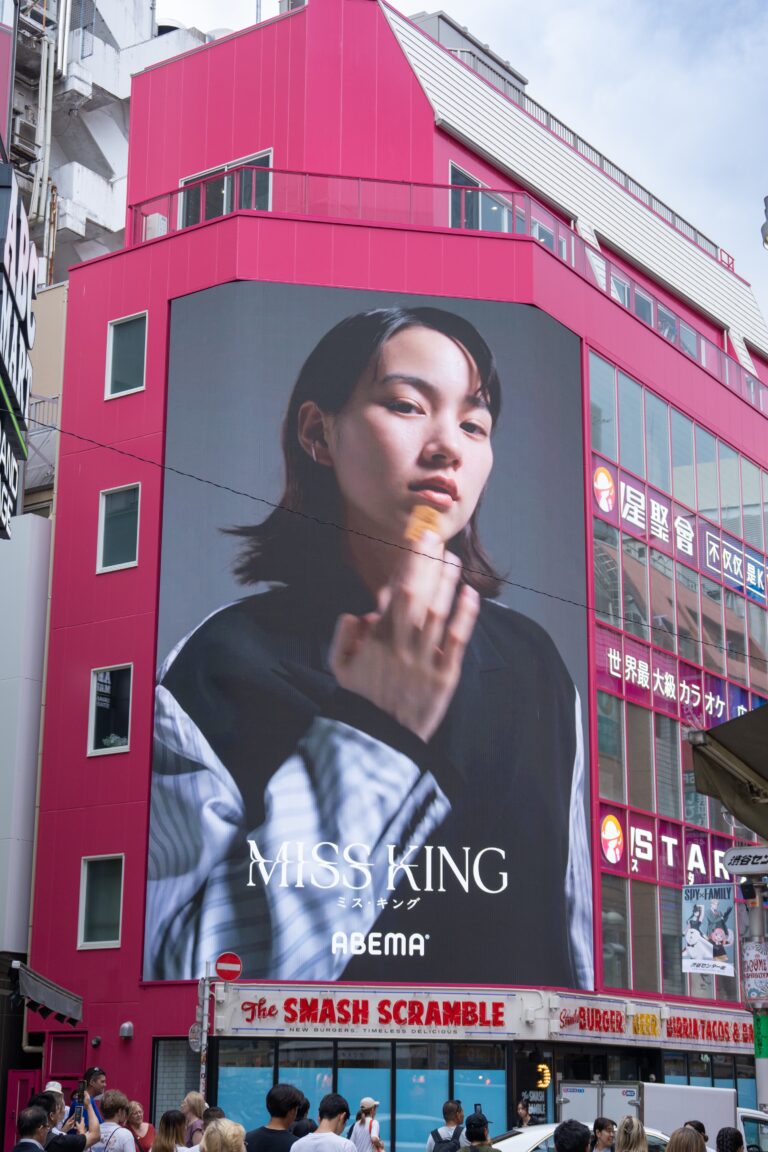 ドラマ『MISS KING / ミス・キング』が渋谷・千駄ヶ谷をジャック！将棋の聖地・千駄ヶ谷では、社会的にも注目の“女性棋士誕生”を問いかけるフラッグ掲出